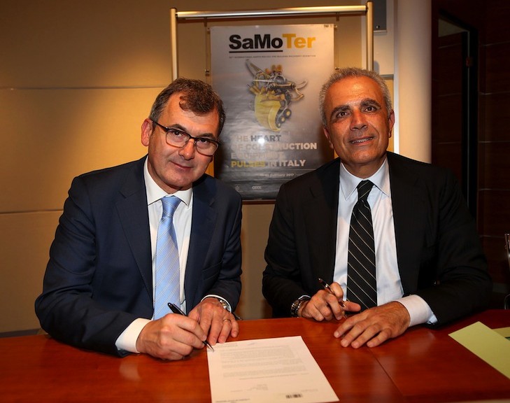 La firma dell'accordo tra Maurizio Danese, Presidente di Veronafiere, e Rudy Girardi, presidente Federcostruzioni